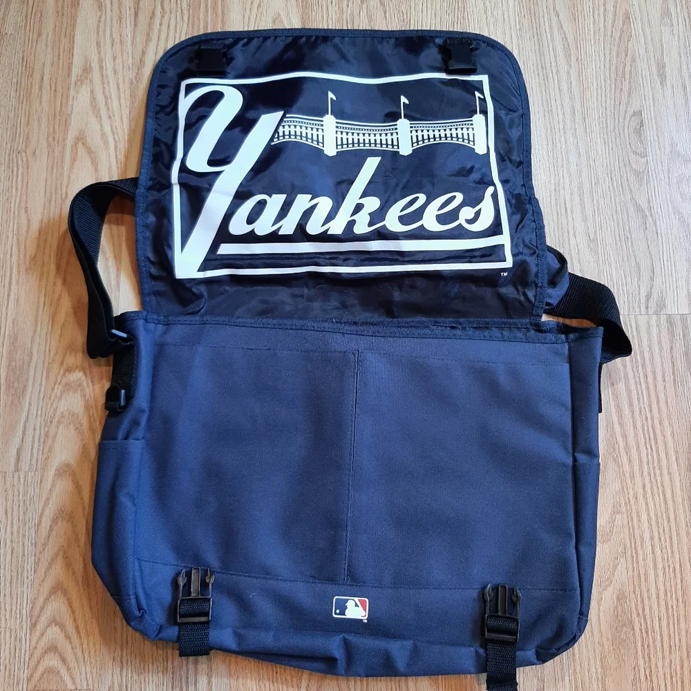 MLB NY Yankees Padded Multi Pocket Laptop Carry All Flap Bag